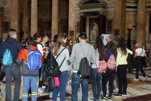 En el interior del Panteón, atendiendo (casi todos) las explicaciones de los profesores.