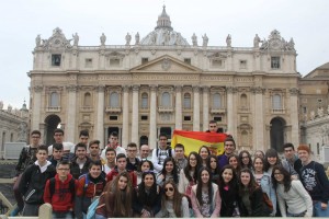 El grupo de 36 alumnos ante la facha de la Basílica de San Pedro.
