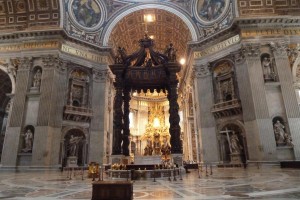 El Baldaquino de Bernini en el interior de la Basílica de San Pedro.