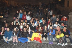 El grupo en la Plaza de España con la bandera de ídem.